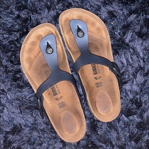 Birkenstock’s gizeh sandals